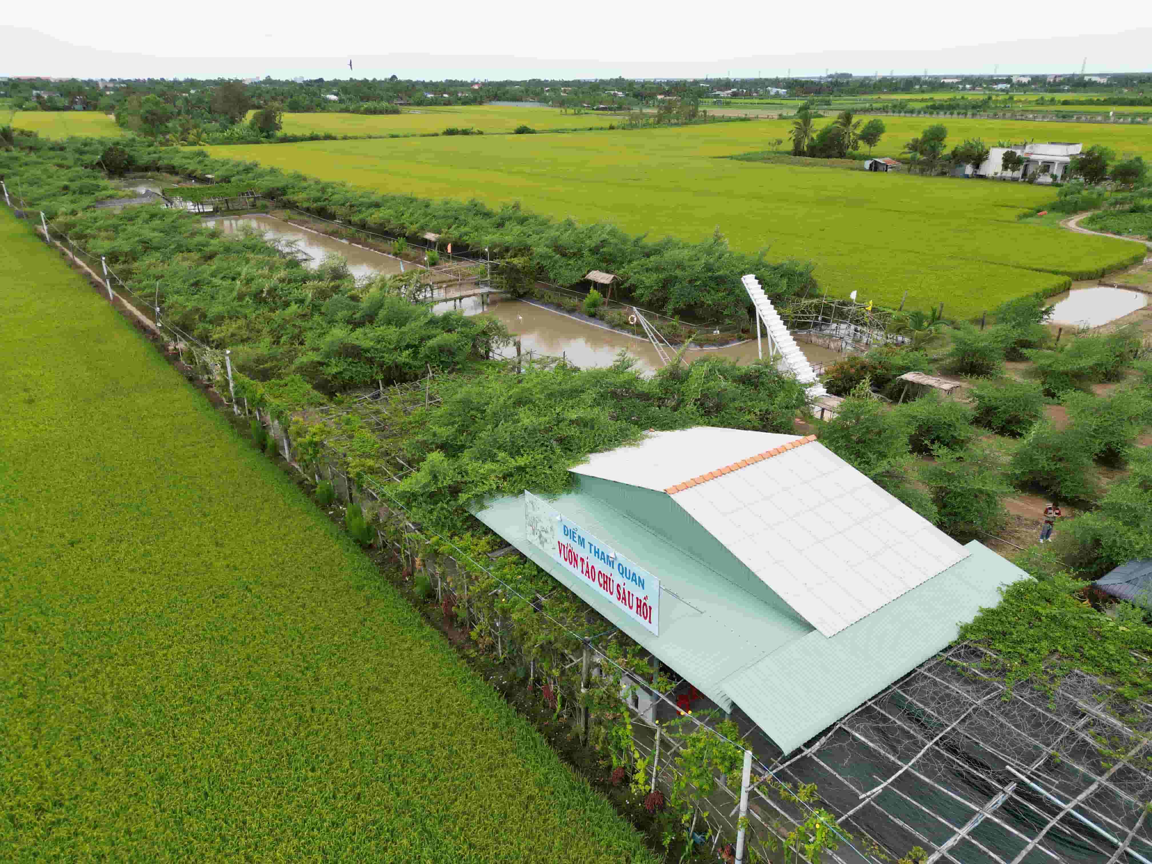 Điểm du lịch Vườn táo Sáu Hồi