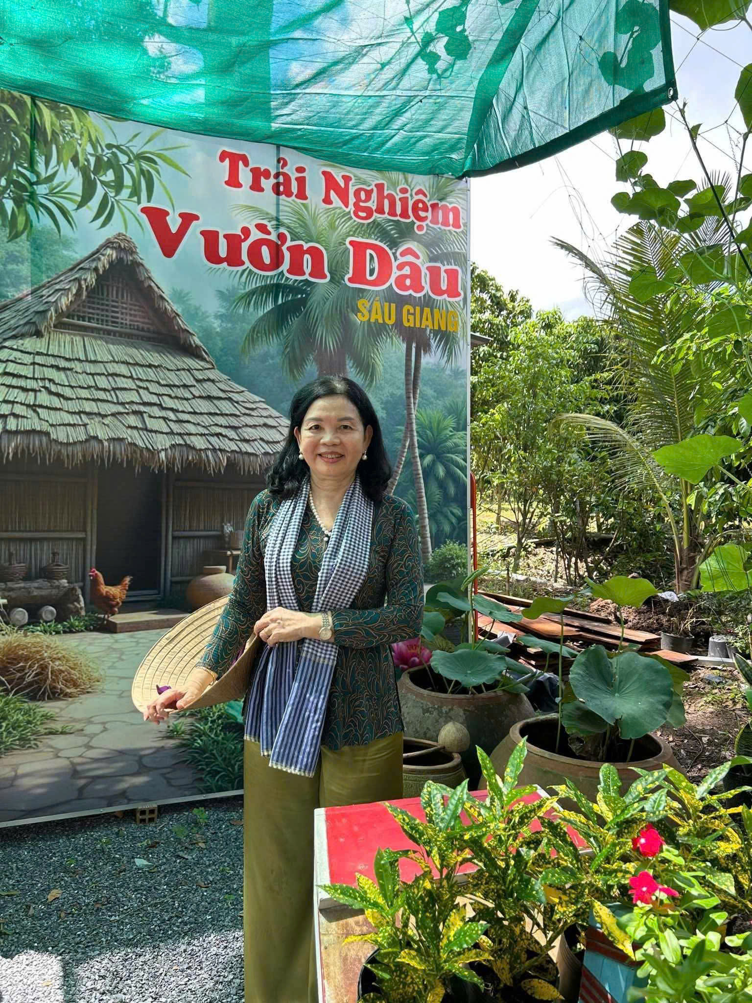 Điểm tham quan vườn dâu Sáu Giang